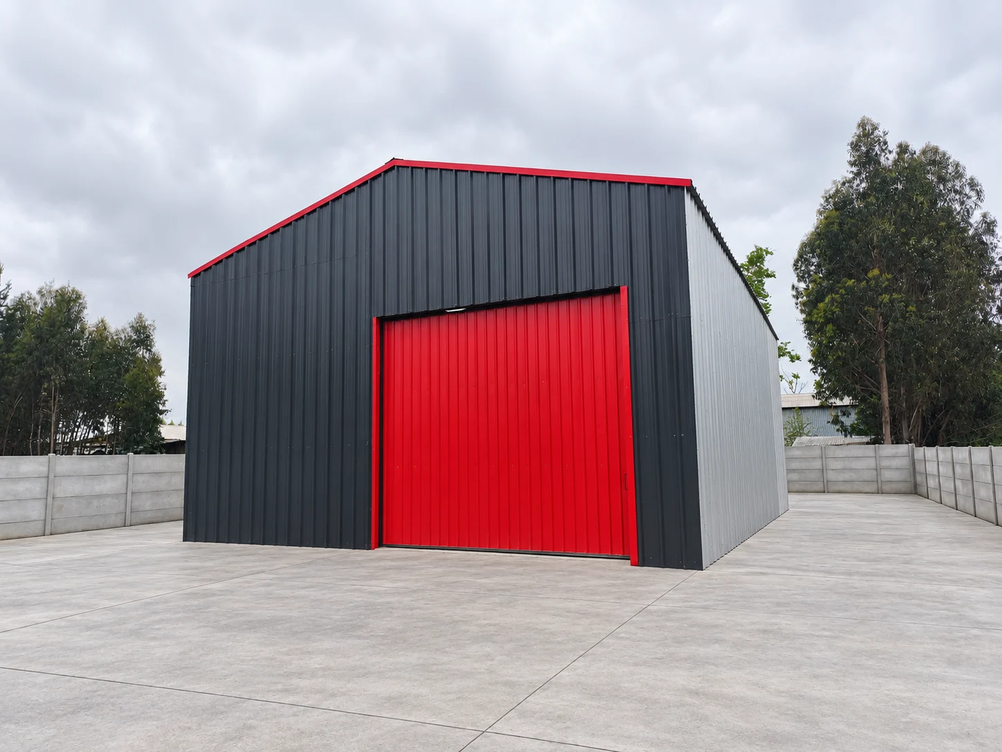 Bodega independiente con revestimiento grafito y portón rojo