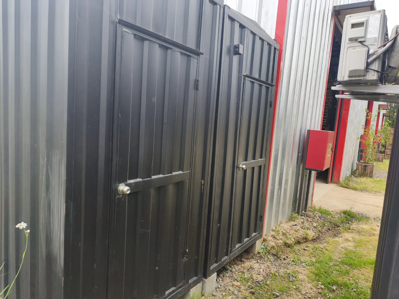 Dos puertas de acceso exterior a los baños del conjunto