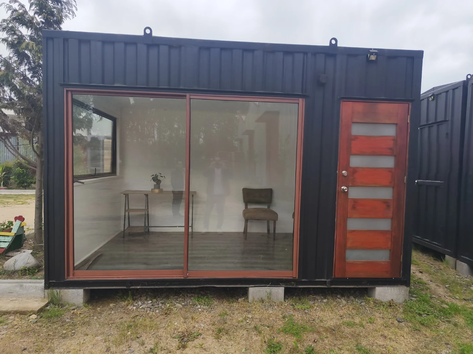Oficina de administración con frente vidriado y puerta de madera